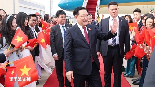 Председатель НС Выонг Динь Хюэ прибыл в Пекин, начав официальный визит в Китай