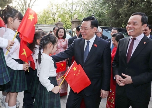 Председатель НС CРВ встретился с представителями вьетнамской общиной в Китае