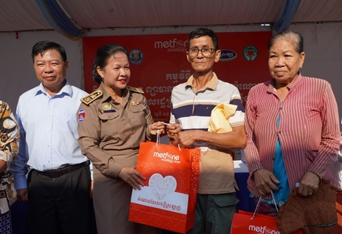 Бесплатный медосмотр и выдача лекарств кхмерам и жителям вьетнамского происхождения в Камбодже