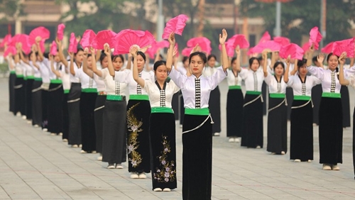 Народные и уличные танцы в исполнении более 2 тыс студентов и учеников провинции Дьенбьен