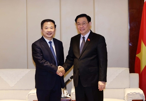 Председатель НС СРВ принял представителей крупных китайских корпораций в Шанхае