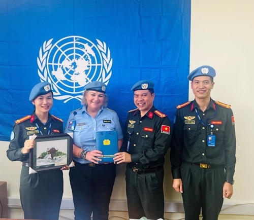 Чествование вклада вьетнамских офицеров, участвующих в миротворческих силах