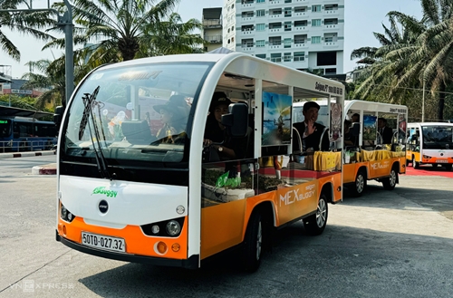 В Хошимине запущено 70 мини-электробусов для экскурсий по городу