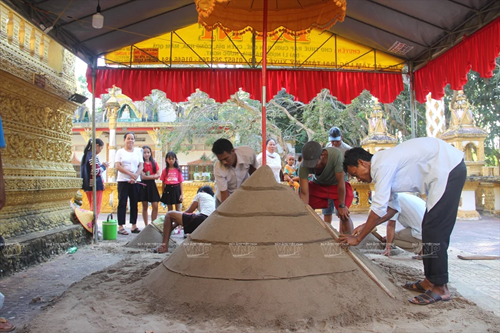 Возведение песочных гор во время новогоднего праздника Чоль Чнам Тхмей