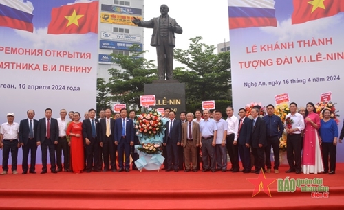 В провинции Нгеан открыт памятник В И Ленину