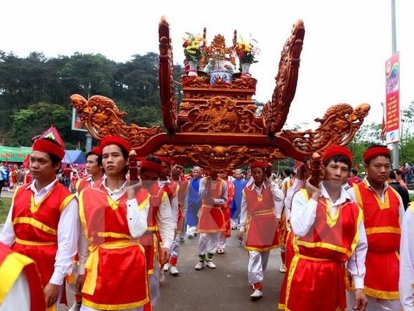 Все вьетнамцы готовятся ко дню поминовения королей Хунгов