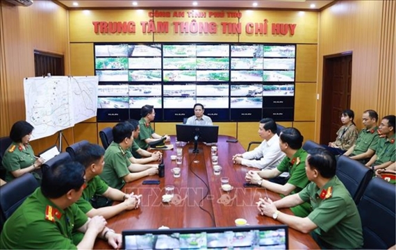 Премьер-министр Вьетнама посетил командно-диспетчерский Центр полиции и осмотрел строительство Дома культуры и искусств в Футхо