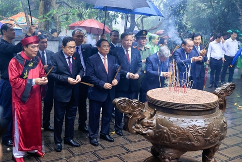 Премьер-министр Фам Минь Чинь принял участие в церемонии, посвященная памяти легендарных предков Вьетнама