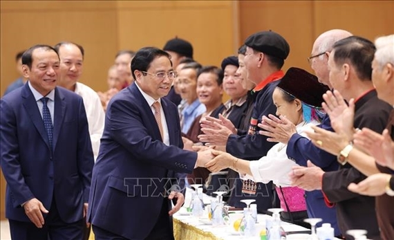 Премьер-министр Фам Минь Тьинь провел встречу с делегацией старейшин деревень, глав деревень, ремесленников, авторитетных людей
