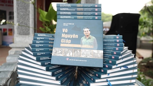Презентация сборника книг «Во Нгуен Зяп – народный генерал армии»