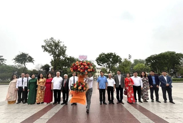 ОВРД возложило цветы к памятнику Ленина в Ханое