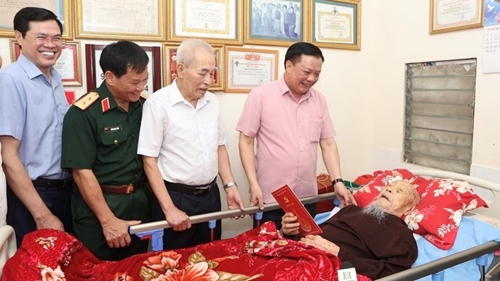 Секретарь парткома Ханоя вручил подарки семье павшего бойца и солдату Дьенбьен