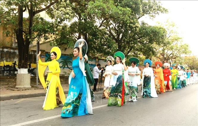 В городе Донгхой состоялся красочный уличный фестиваль