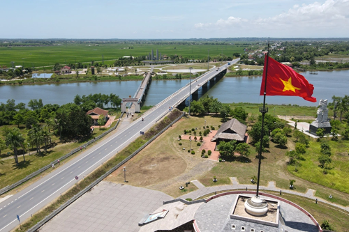 Церемония поднятия флага по случаю дня воссоединения Вьетнама