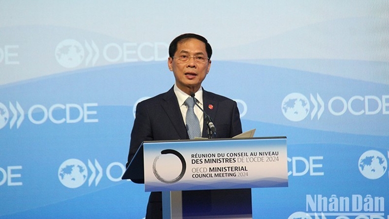 Министр иностранных дел Вьетнама принял участие в пленарной сессии заседания Совета министров ОЭСР 2024 года