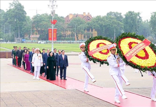 Руководители Партии и Государства почтили память Президента Хо Ши Мина
