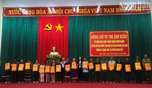 И о Президента Во Тхи Ань Суан совершила рабочий визит в провинцию Контум