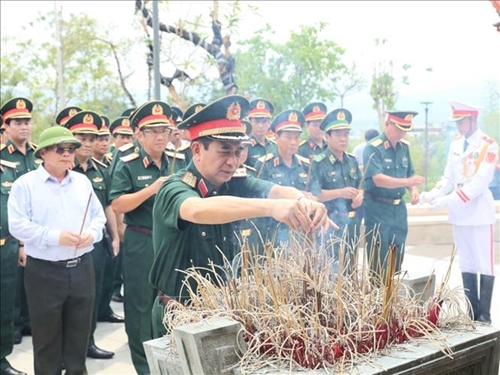 Генерал армии Фан Ван Зянг воскурил благовония в память о павших фронтовиках в провинции Дьенбьен