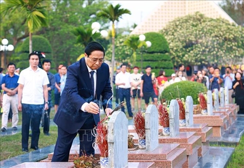 Премьер-министр Фам Минь Тинь возложил венок на кладбище павших фронтовиков в провинции Дьенбьен