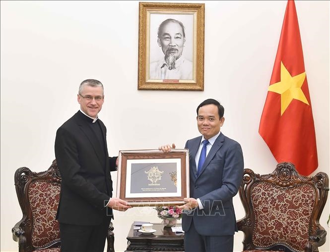 Вице-премьер Чан Лыу Куанг принял заместителя министра иностранных дел Ватикана