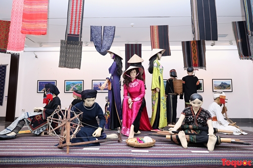Inauguración de la exposición de arte Vietnam-Filipinas colores culturales