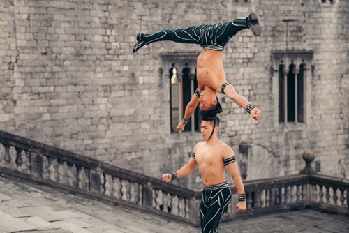 Los hermanos artistas de circo de Vietnam rompen récord mundial en España