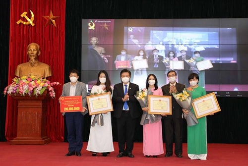 Entrega de premios a los ganadores del concurso sobre la recopilación de materiales de aprendizaje del idioma vietnamita para vietnamitas en el extranjero