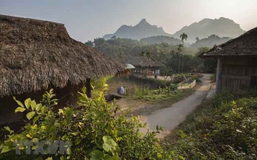 La belleza de la naturaleza y la arquitectura del grupo étnico Muong de Vietnam