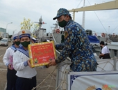 Traen regalos del Tet a los oficiales y soldados en mares e islas
