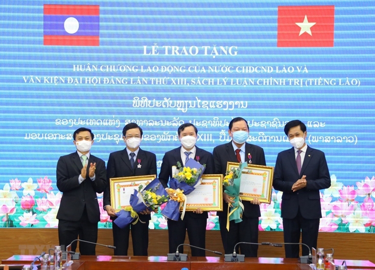 Funcionarios vietnamitas condecorados por Laos