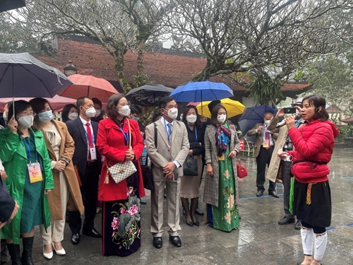 Programa de Primavera de la Patria 2022 vietnamitas en el extranjero visitan el sitio de reliquias de Tay Thien