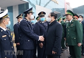 El primer ministro felicita a los oficiales y soldados en la puerta fronteriza internacional de Mong Cai con motivo del Tet