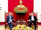 El Jefe de la Comisión de Propaganda y Educación del Partido recibe al embajador británico en Vietnam