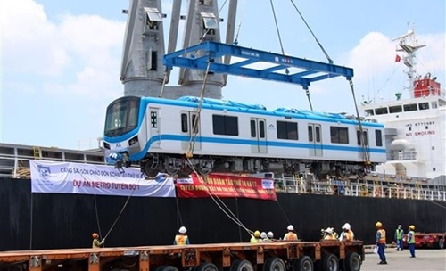 Dos últimos vagones de la línea de metro 1 llegan a Ciudad Ho Chi Minh
