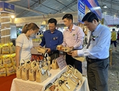 Feria de alimentos y compras Vietnam-Tailandia en Ca Mau