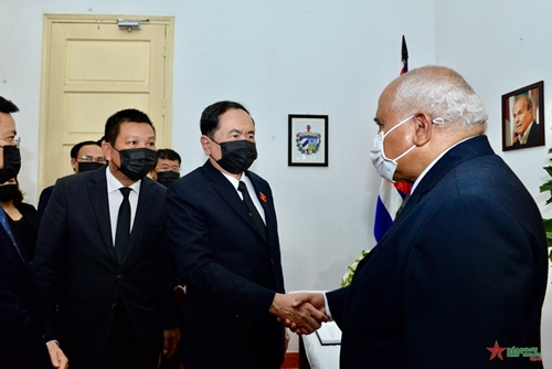 Dirigente vietnamita rinde homenaje póstumo a expresidente de la Asamblea Nacional de Cuba