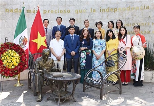 Homenaje al difunto presidente Ho Chi Minh en México