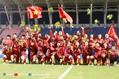 El presidente Nguyen Xuan Phuc felicita la victoria del fútbol femenino de Vietnam en SEA Games 31