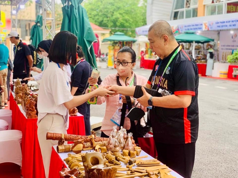 Las artesanías de Hanói atraen a deportistas y espectadores de los SEA Games 31