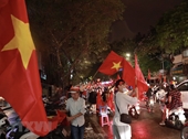 Miles de personas en todo el país celebran la victoria del equipo de fútbol masculino de Vietnam en los SEA Games 31