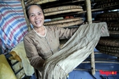 La artesana de élite Phan Thi Thuan muestra su pasión por el tejido de seda en la aldea de Phung Xa