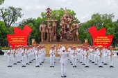 Primer plano del monumento ”Seguridad Pública Popular para el Servicio del Pueblo” en la capital de Hanói