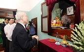 El secretario general del Partido Comunista de Vietnam ofrece incienso al difunto presidente Ho Chi Minh