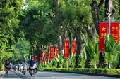 Calles de Hanói adornadas con banderas nacionales y flores en saludo al Día Nacional