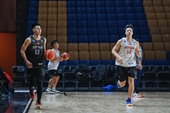 Primer entrenamiento de la selección vietnamita de baloncesto en Mongolia conectados, concentrados y llenos de energía