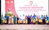 El presidente del país comparte alegría con los lugareños de Hanói en el Festival de Gran Unidad Nacional