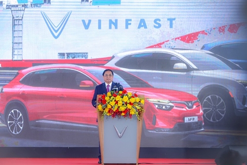 El primer ministro asiste a la ceremonia para exportar el primer lote de vehículos eléctricos VinFast al extranjero
