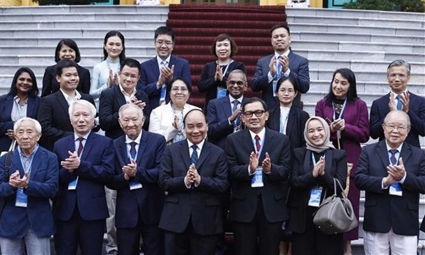El presidente vietnamita da la bienvenida a los delegados a la conferencia de la Federación de Asociaciones Económicas de la ASEAN