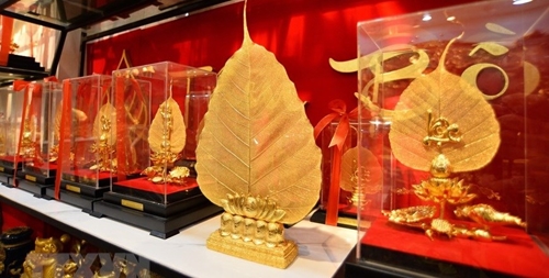 Talento de artista Nguyen Duc Bang transforma con oro hojas de Bodhi