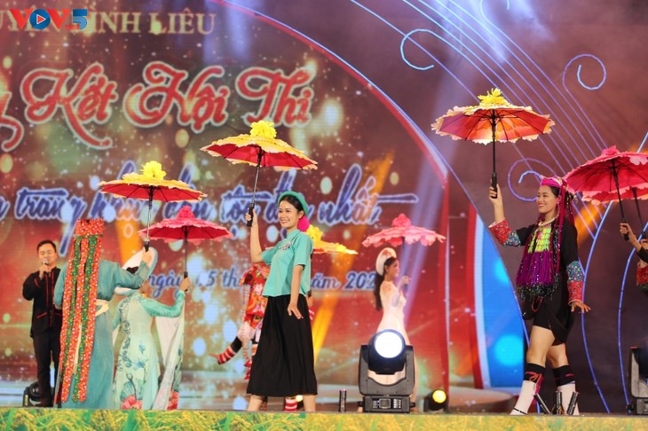Binh Lieu busca aumentar la presencia de la indumentaria tradicional en las escuelas